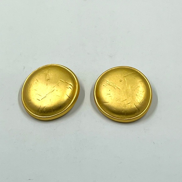 Liz Claiborne Signed Vintage Oversized Gold Clip On Earrings - Picture 7 of 10